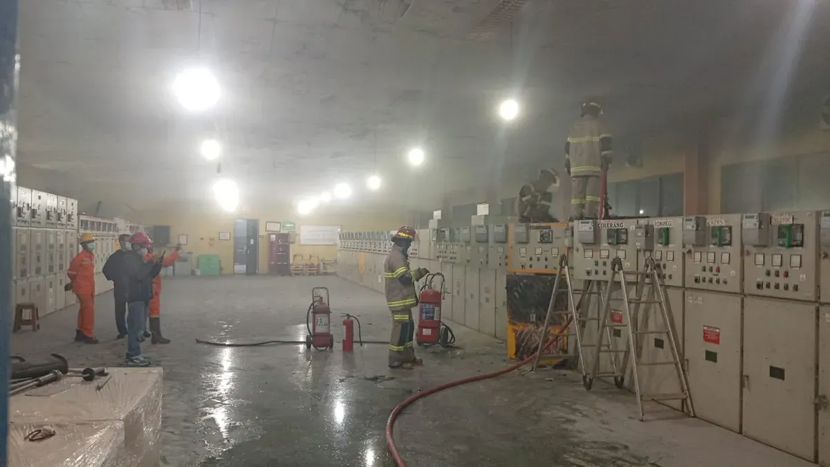 Petugas Damkar Kota Depok berupaya memadamkan api yang membakar salah satu gardu. (Sumber: Damkar Kota Depok)