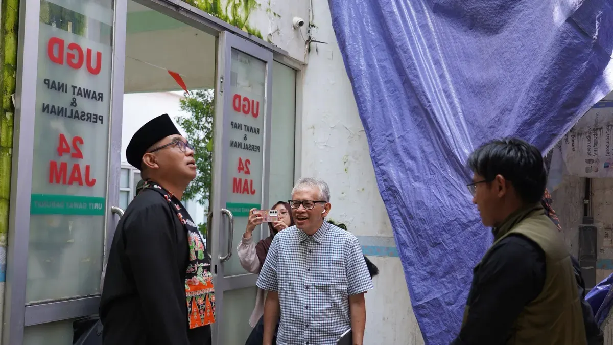 Sekda Kabupaten Bogor meninjau bangunan Puskesmas Citeureup pasca kebakaran. (Sumber: Pemkab Bogor)