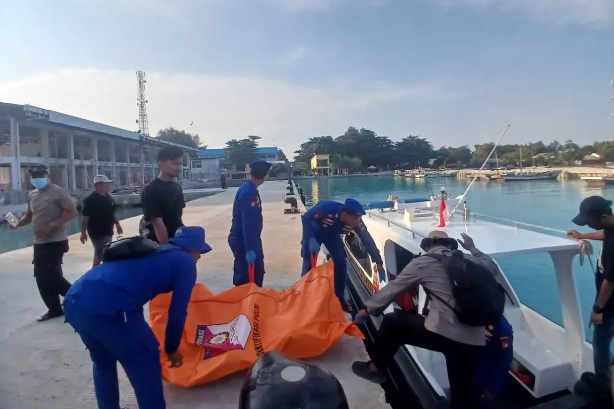 Petugas mengevakuasi mayat pria terambang di Pulau Pari, Kepulauan Seribu, Kamis, 9 Oktober 2025. (Sumber: Dok. Istimewa)