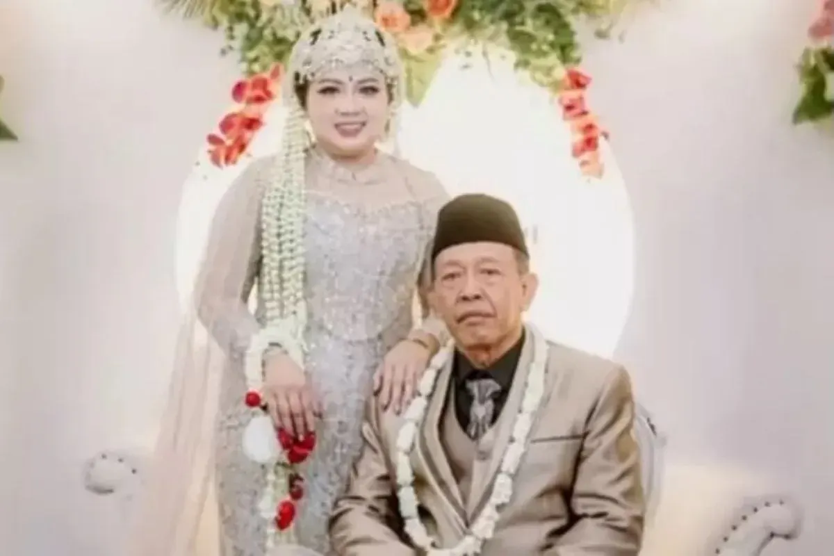 Mbah Tarman Gondol, kakek berusia 74 tahun, mendadak menjadi sorotan setelah videonya menikahi  gadis muda bernama Sheila (Sumber: TikTok/ @lia708995)