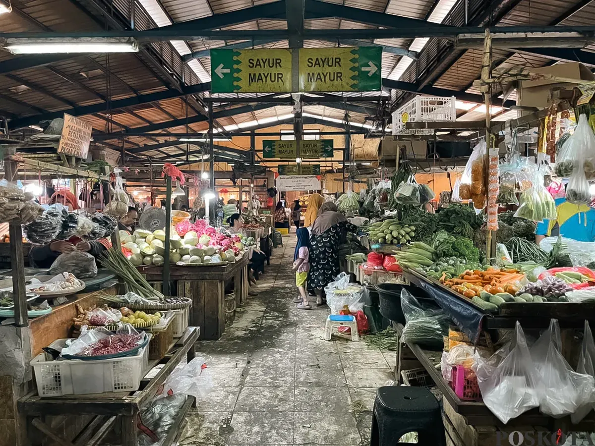 Pedagang sayur di Pasar Embrio, Jakarta Timur, menunggu pembeli di tengah turunnya harga bahan pokok namun pasar masih sepi, Jumat, 10 Oktober 2025. (Sumber: Dhiya Ahmad)