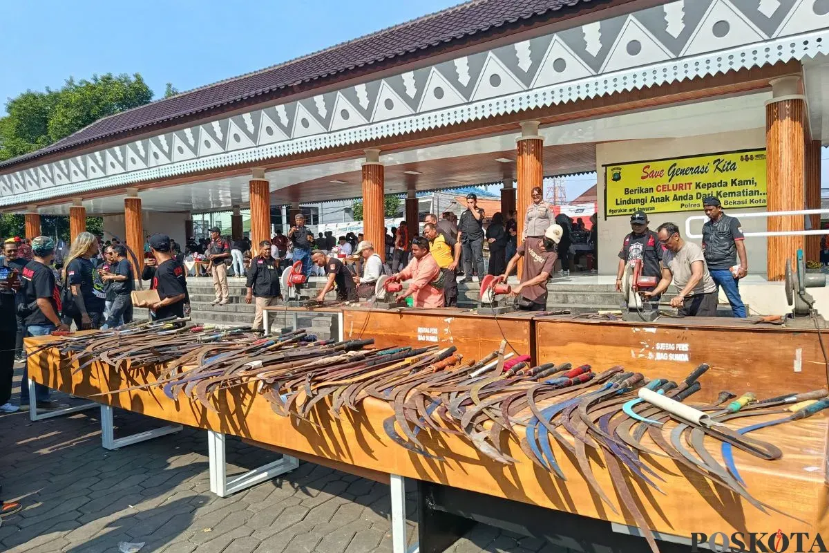 Ratusan sajam hasil sitaan dari berbagai aksi kejahatan Polres Metro Bekasi Kota di Alun-Alun M. Hasibuan, Kecamatan Bekasi Selatan, Jumat, 10 Oktober 2025. (Sumber: Poskota/Nurpini Aulia Rapika)