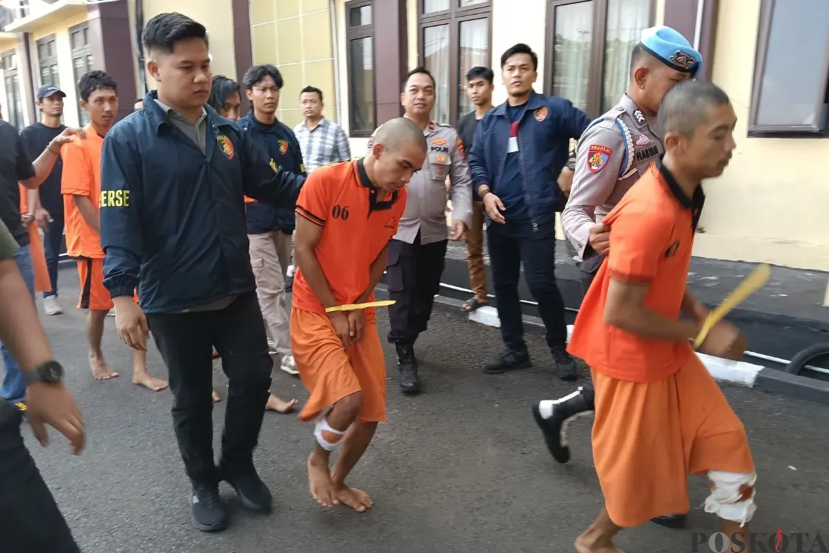 Para pelaku kejahatan saat digiring personel Polres Serang, Jumat, 10 Oktober 2025. (Sumber: Poskota/Rahmat Haryono)