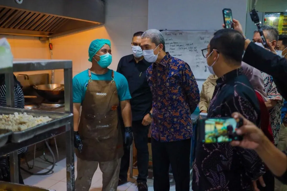 Wali Kota Bogor,  Dedie A. Rachim meninjau SPPG Yasmin, Kelurahan Curug Mekar, Kecamatan Bogor Barat. (Sumber: Dok. Pemkot Bogor)