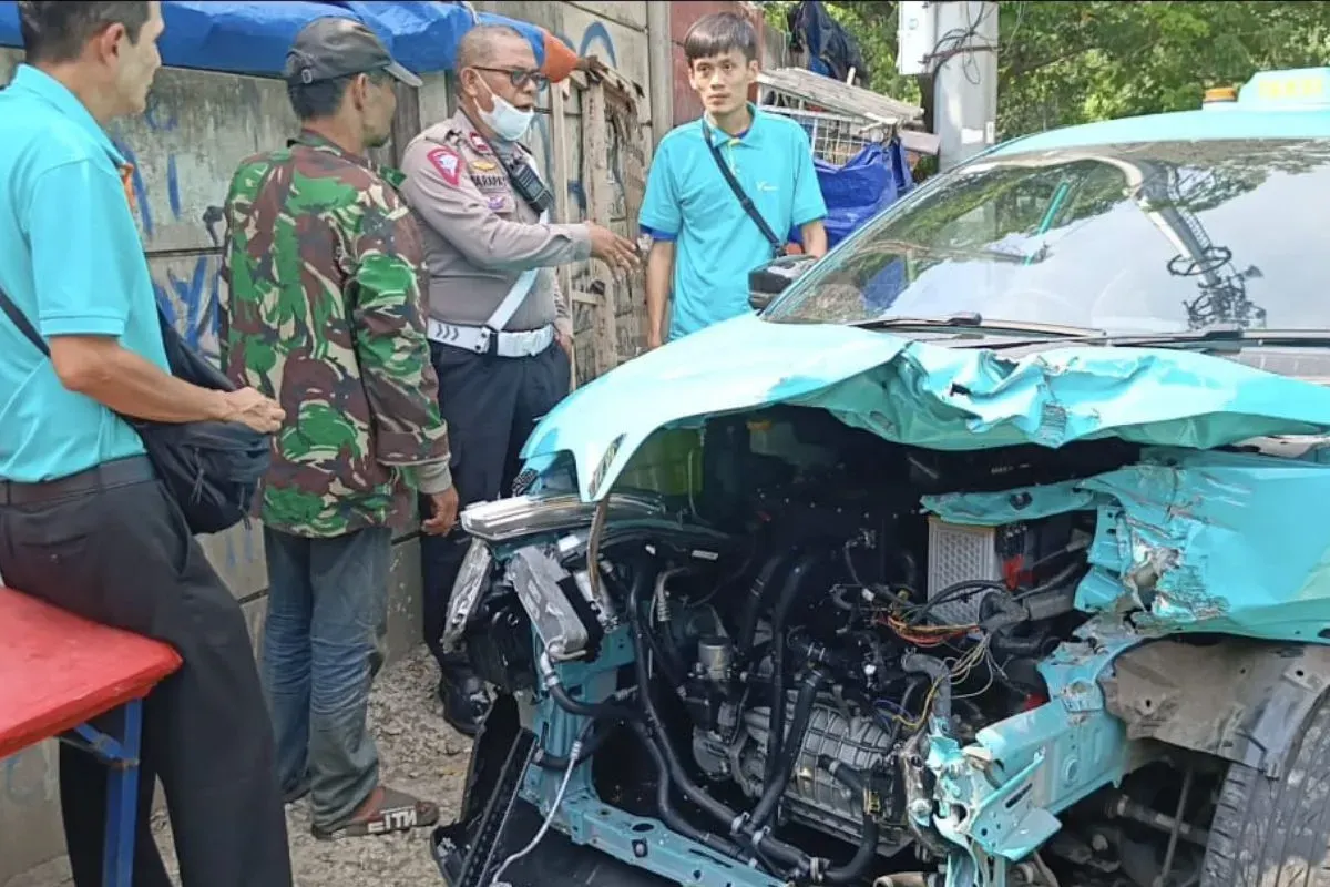 Sebuah taksi tertabrak kereta di perlintasan Jembatan Gantung di Jalan Kembangan Baru, Kecamatan Cengkareng, Jakarta Barat, Jumat, 10 Oktober 2025. (Sumber: Dok. Istimewa)