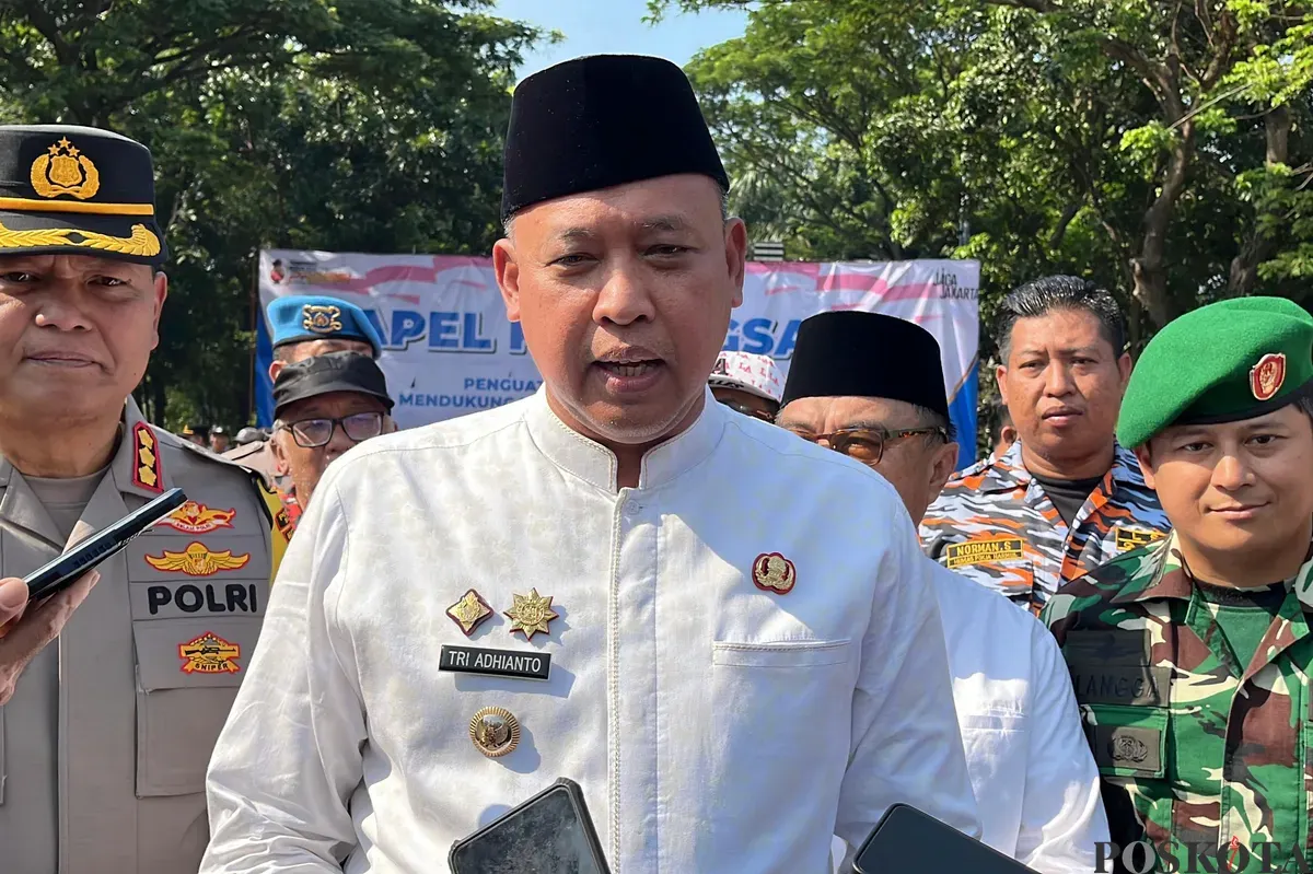 Wali Kota Bekasi Tri Adhianto saat memberikan keterangan kepada awak media terkait rencana pembangunan  gedung sekolah USB SMPN 62 Kota Bekasi. (Sumber: Poskota/Nurpini Aulia Rapika)