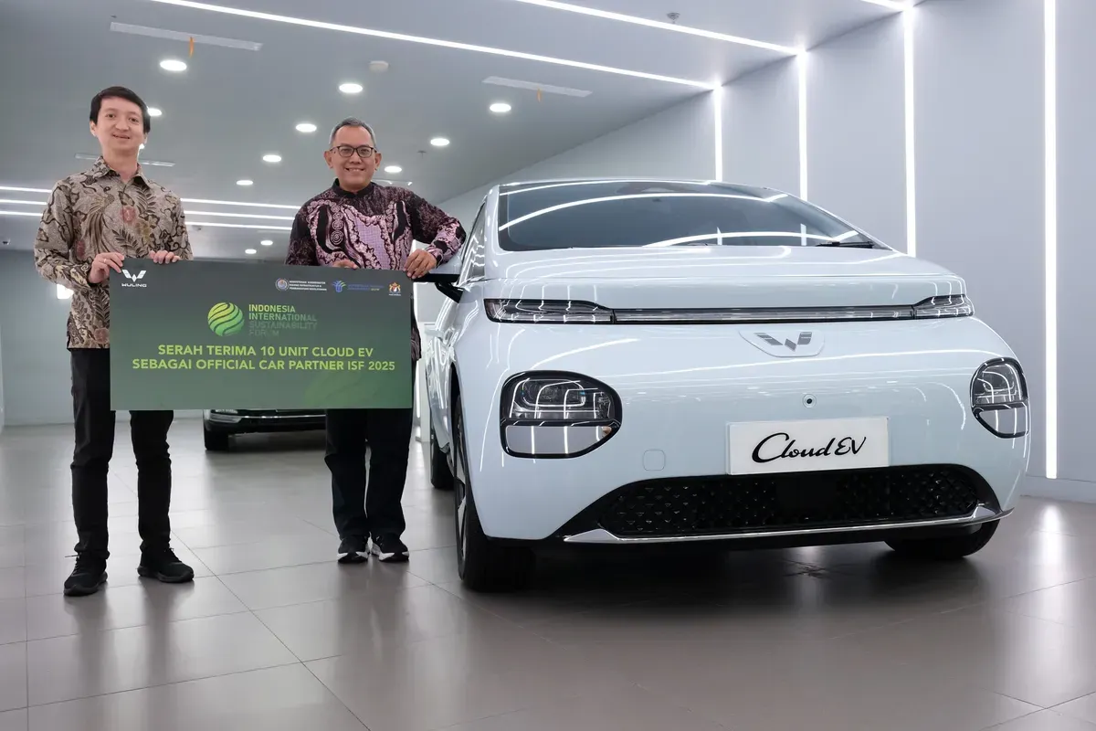 Wuling mendukung Indonesia International Sustainability Forum 2025 dengan menyediakan 10 unit Cloud EV sebagai kendaraan resmi. (Sumber: Wuling)