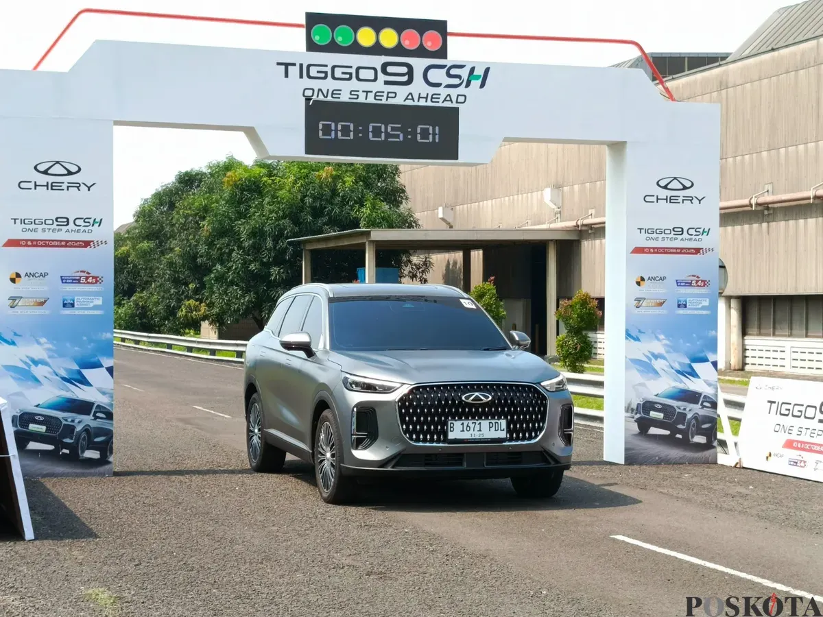 Chery Tiggo 9 CSH AWD saat sesi Media Test Drive di Sirkuit Bridgestone, Karawang, Jumat, 10 Oktober 2025. SUV hybrid ini menunjukkan performa tangguh dan stabil di berbagai medan. (Sumber: Poskota/Ali Mansur)