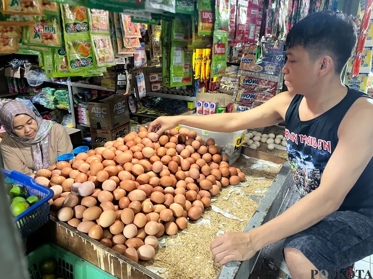 Harga daging hingga telur ayam di Pasar Slipi, Palmerah, Jakarta Barat, mengalami kenaikan, Sabtu, 11 Oktober 2025. (Sumber: Poskota/Pandi Ramedhan)