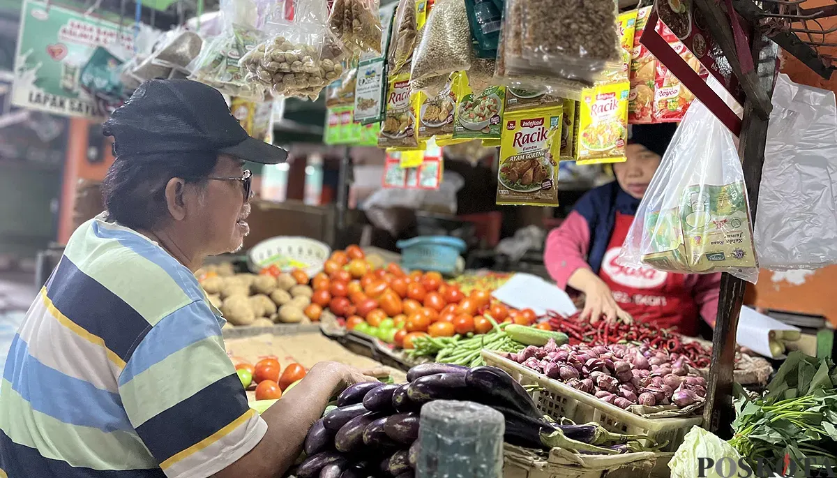 Aktivitas pedagang dan pembeli di pasar tradisional Slipi, Palmerah, Jakarta Barat, Sabtu, 11 Oktober 2025. (Sumber: POSKOTA | Foto: Pandi Ramedhan)