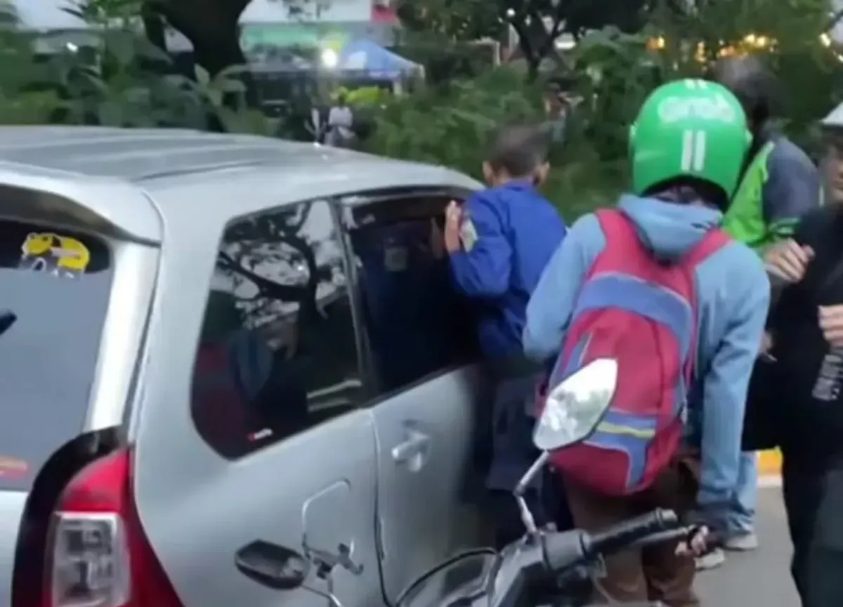 Warga berupaya membantu evakuasi korban kecelakaan beruntun di Exit Tol Joglo, Kembangan, Jakarta Barat, pada Jumat, 11 Oktober 2025. (Sumber: Istimewa)