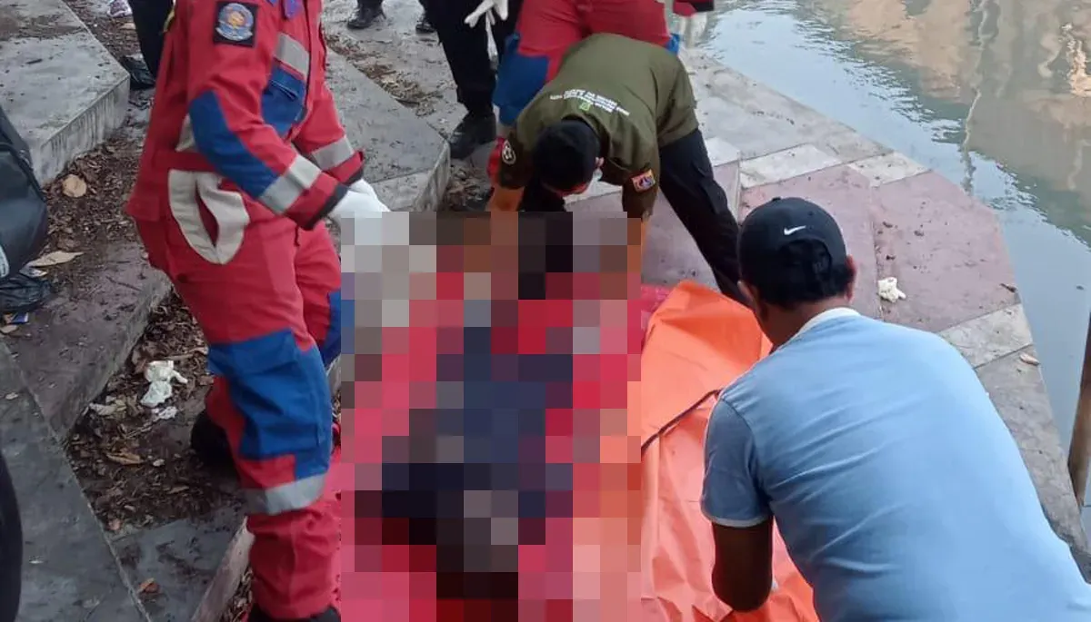 Petugas Gulkarmat Jakarta Utara mengevakuasi mayat wanita di Kali Ciliwung Jalan Kerapu, Kelurahan Ancol, Kecamatan Pademangan pada Sabtu, 11 Oktober 2025. (Sumber: Dok Gulkarmat Jakut)