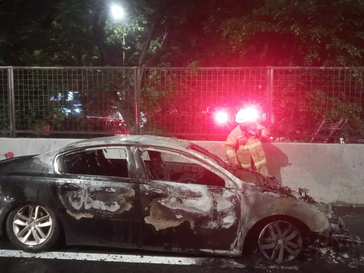 Sebuah mobil terbakar di Jalan Tol Ringroad mengarah ke Tol JOR wilayah Cengkareng, Jakarta Barat, pada Sabtu, 11 Oktober 2025, dini hari. (Sumber: Istimewa)