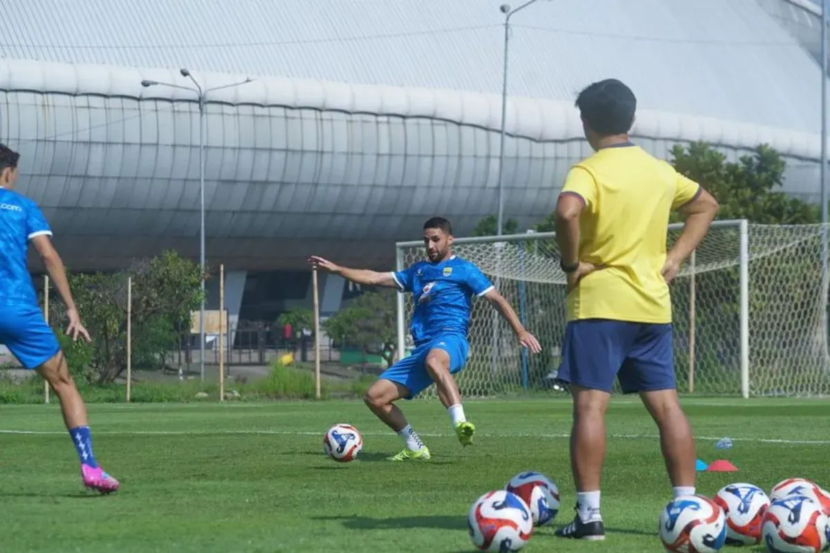 Potret sesi latihan tim Persib Bandung selama jeda internasional Oktober 2025. (Sumber: persib.co.id)