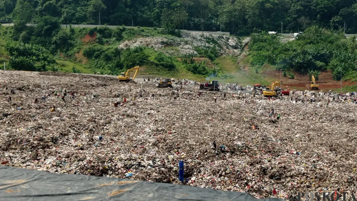 Tempat pembuangan akhir sampah di Sarimukti, Kecamatan Cipatat, Kabupaten Bandung Barat. (Sumber: Poskota/Gatot Poedji Utomo)