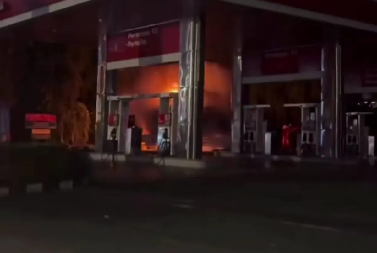 Truk tangki BBM terbakar di SPBU Jalan Kemanggisan Utama Raya, Kemanggisan, Palmerah, Jakarta Barat, pada Sabtu, 11 Oktober 2025 dini hari. (Sumber: Istimewa)