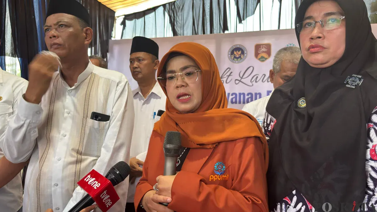 Ketua Umum PPUMI pastikan kebersihan SPPG guna menghindari kasus keracunan pada MBG untuk anak-anak di Kecamatan Tanah Sareal, Kota Bogor. (Sumber: POSKOTA | Foto: Giffar Rivana)