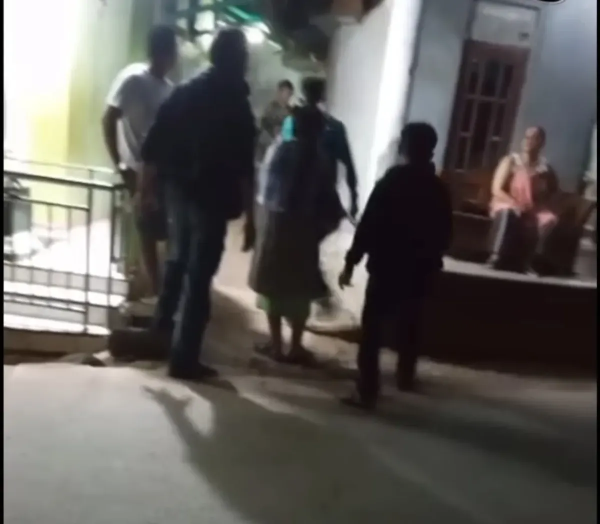 Tangkap layar warga berkumpul di TKP penikaman istri ke suaminya di Klapanunggal, Kabupaten Bogor.
