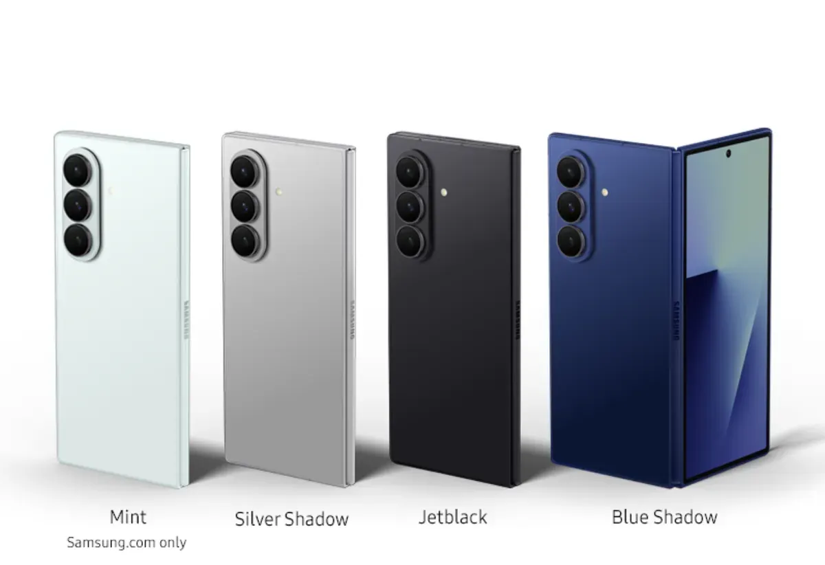 Galaxy Z Fold7 terbuka menampilkan layar utama besar dengan antarmuka Gemini AI, menggambarkan pengalaman kerja cerdas dalam genggaman. (Sumber: Dok/Samsung)