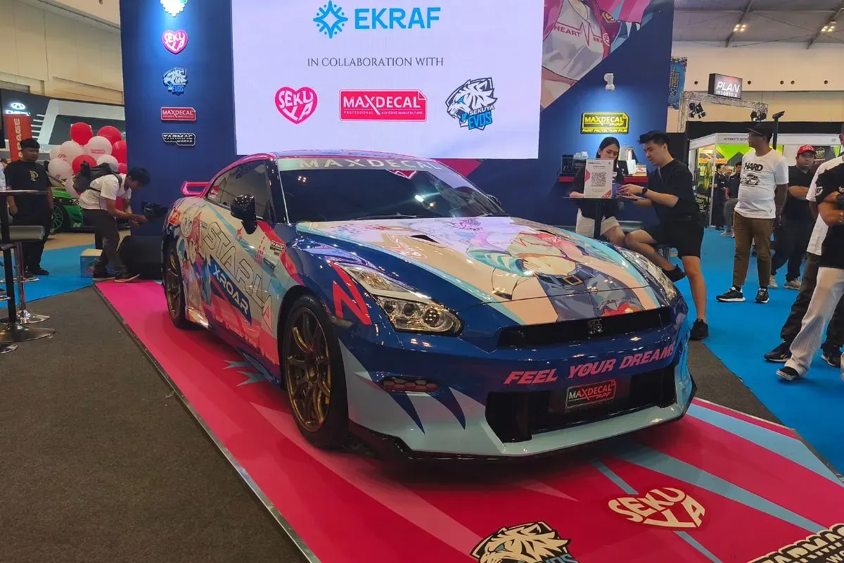 Kolaborasi MaxDecal dan SekuyaEVOS di IMX 2025 menghadirkan karya seni otomotif bertema multiverse. (Sumber: Poskota/Erwan Hartawan)