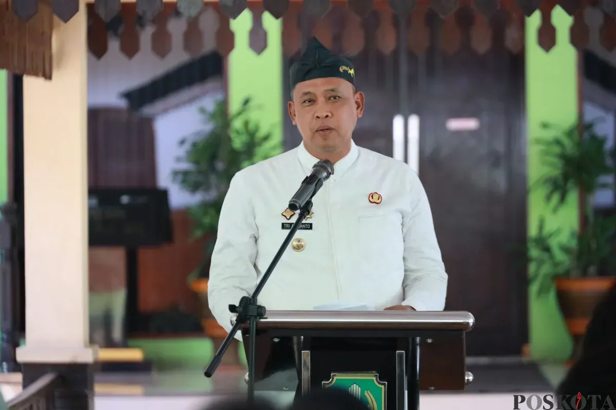 Wali Kota Bekasi, Tri Adhianto saat menyampaikan sosialisasi Program Pemagangan ke Jepang di Plaza Pemkot Bekasi, Minggu, 12 Oktober 2025. (Sumber: Dok. Pemkot Bekasi)