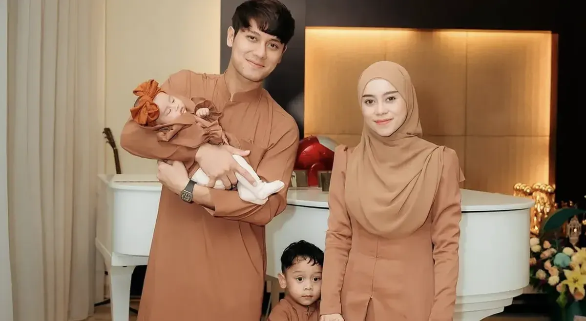 Lesti Kejora dan Rizky Billar bersama anak-anak mereka dalam momen pengumuman kehamilan ketiga yang penuh kehangatan dan cinta. (Sumber: Instagram/@lestikejora)
