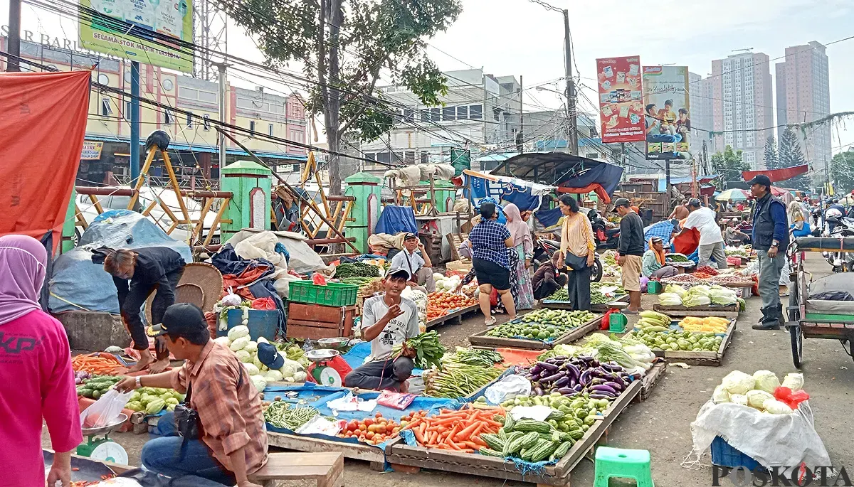Aktivitas jual beli di Pasar Baru Bekasi pada Minggu, 12 Oktober 2025, yang ramai meski harga sejumlah bahan pokok mengalami kenaikan. (Sumber: POSKOTA | Foto: Nurpini Aulia Rapika)