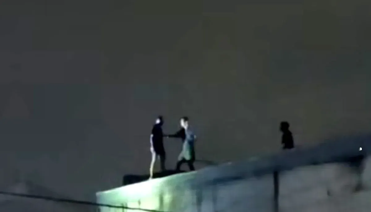 Tangkap layar insiden pertengkaran dua orang warga di salah satu atap rumah di Jalan Ancol Selatan, Tanjung Priok, Jakarta Utara, Jumat, 10 Oktober 2025.