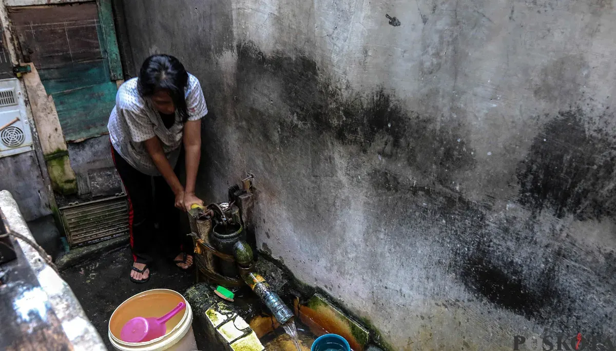 Warga beraktivitas di kawasan padat penduduk Tanah Tinggi Johar Baru, Jakarta, Minggu, 12 Oktober 2025. (Sumber: POSKOTA | Foto: Bilal Nugraha Ginanjar)