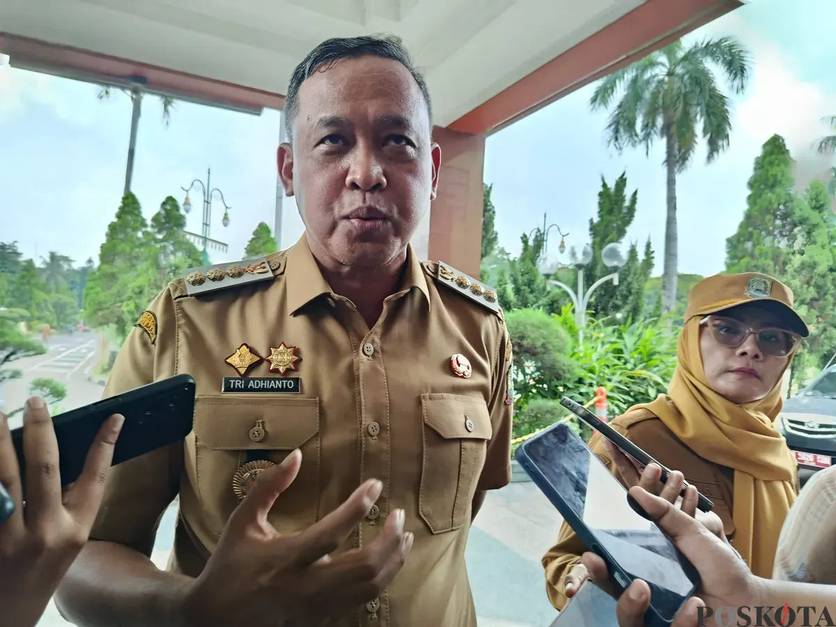 Wali Kota Bekasi, Tri Adhianto, saat ditemui di Plaza Pemkot Bekasi, Senin 13 Oktober 2025. Ia menyampaikan bahwa Pemkot berencana menyewa mobil listrik bagi pejabat/ ASN sebagai langkah efisiensi anggaran. (Sumber: Poskota/Nurpini Aulia Rapika)
