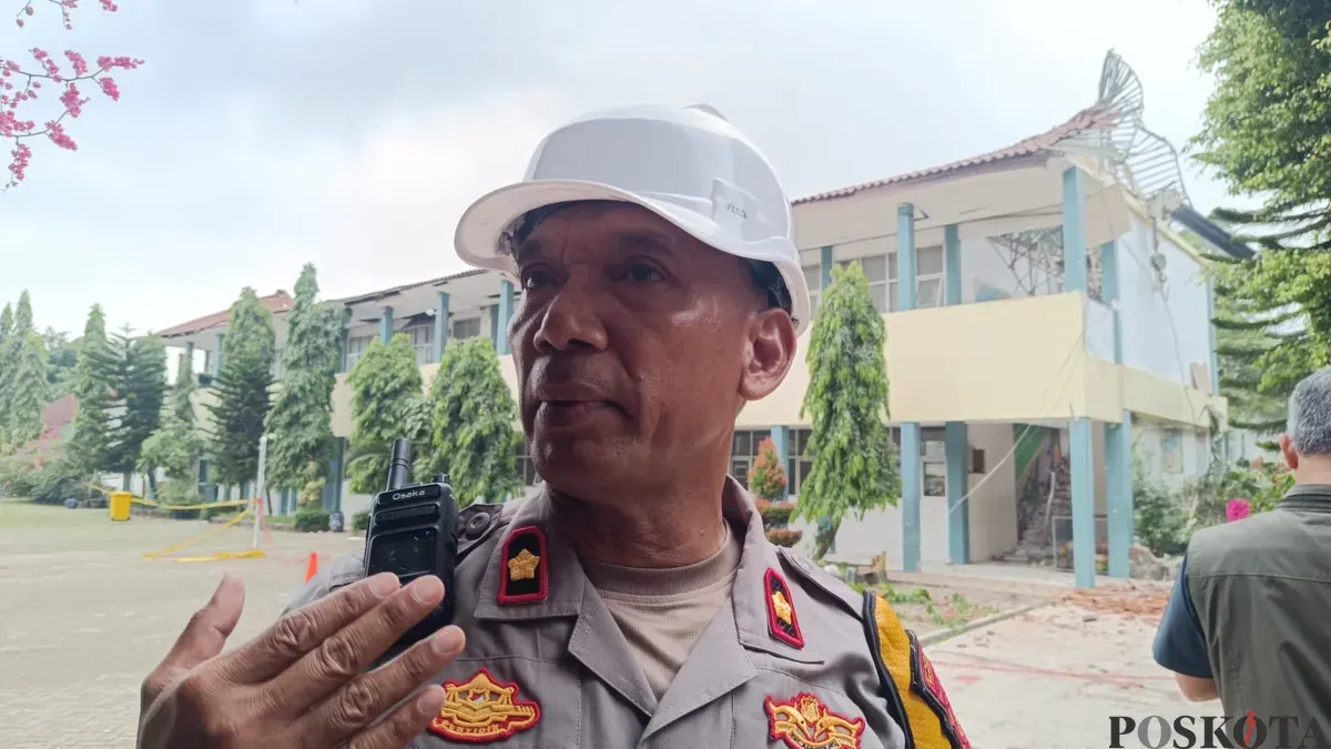 Kapolsek Cileungsi, Kompol Edison bakal menyelidiki pria yang ngaku di begal dengan dugaan pernyataan palsu. (Sumber: Poskota/Giffar Rivana)