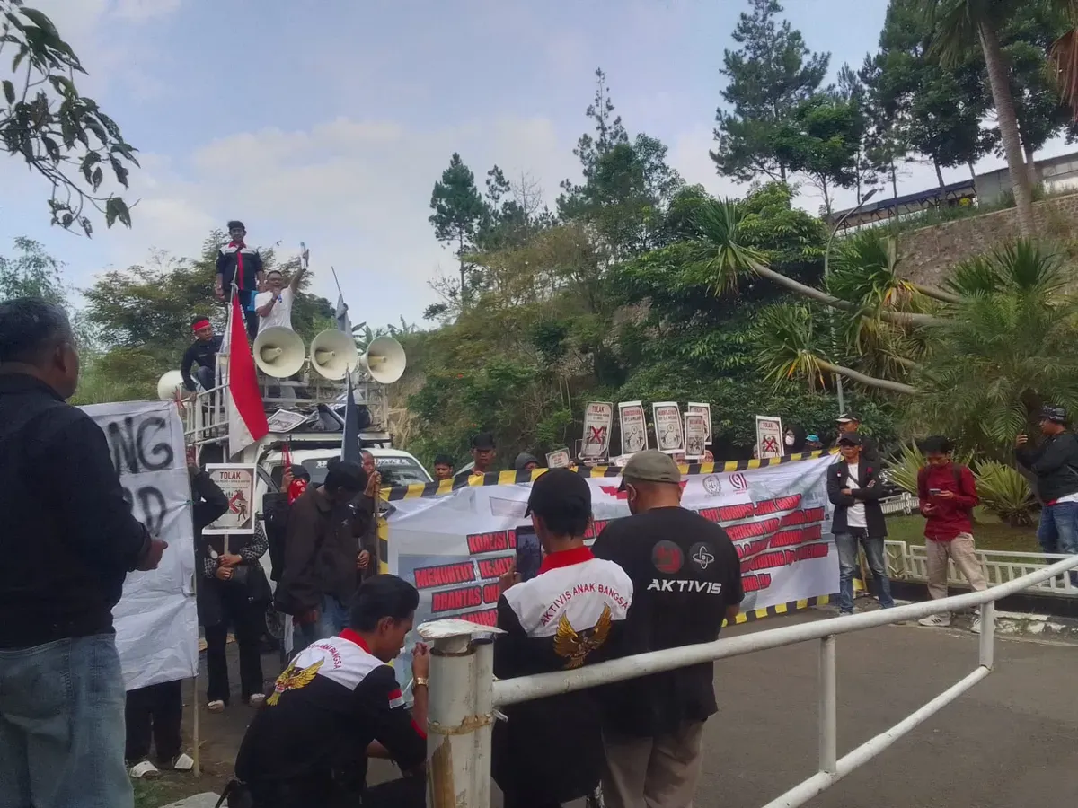 Aliansi Masyarakat Bandung Barat Geruduk Kantor Bupati, dan DPRD Bandung. (Sumber: Gatot Poedji Utomo)