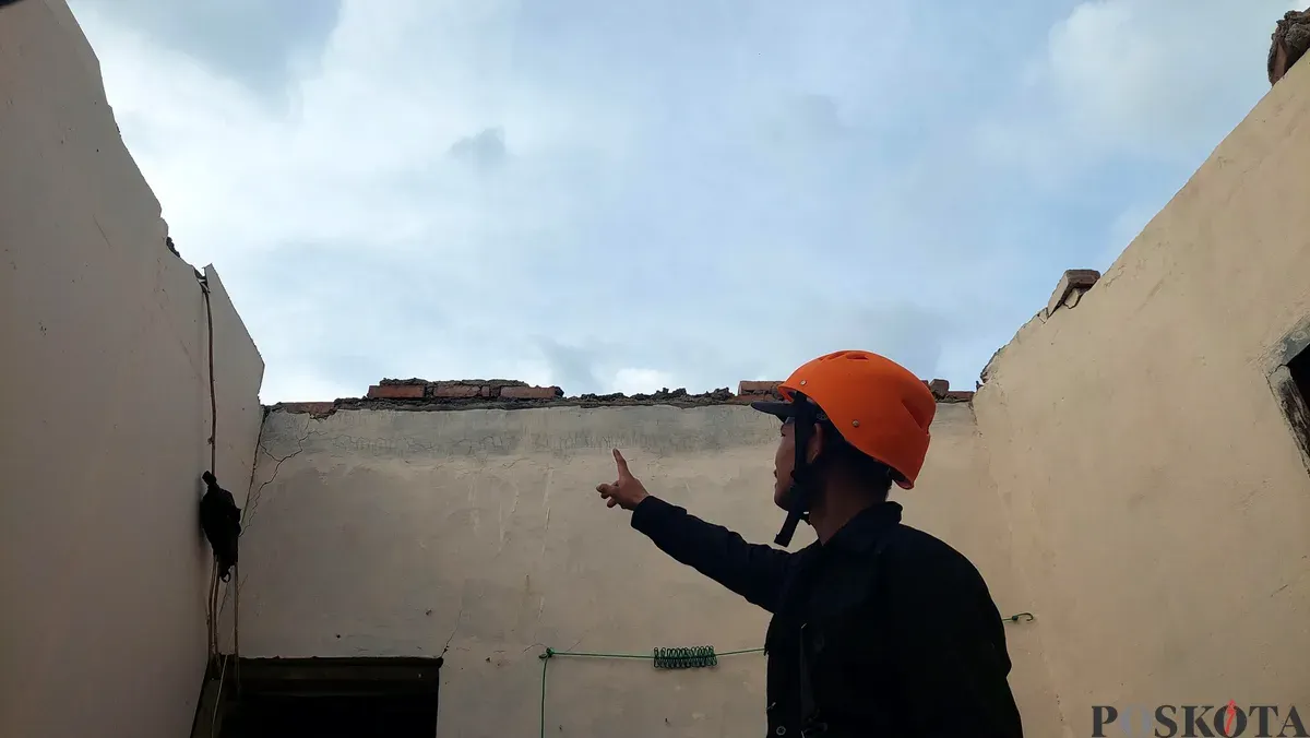 Kondisi rumah rusak akibat diterpa angin puting beliung di wilayah Kelurahan Padasuka, Kota Cimahi, Senin 13 Oktober 2025. (Sumber: POSKOTA | Foto: Gatot Poedji Utomo)