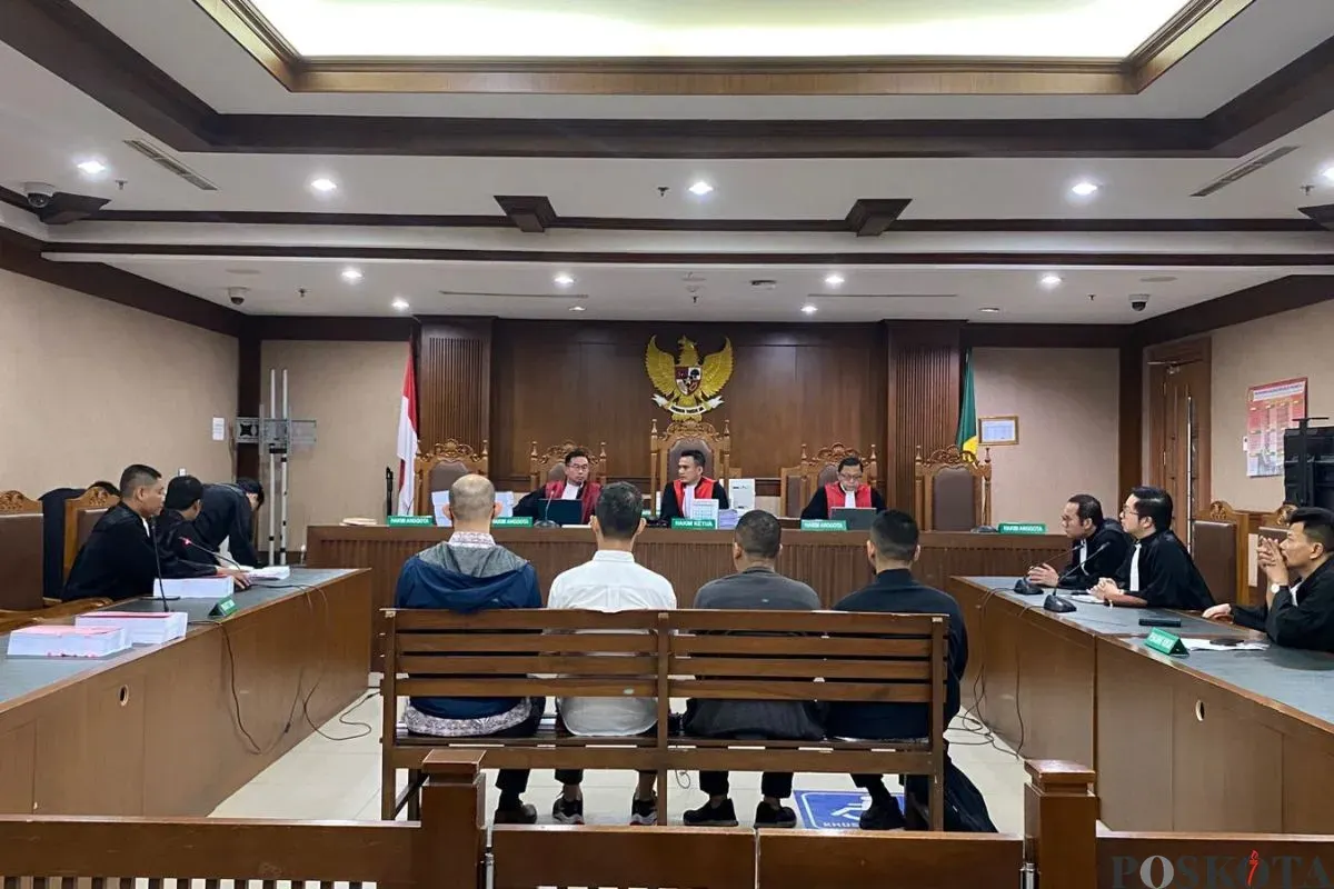 Empat terdakwa kasus importasi gula sedang mendengarkan tuntutan dari JPU di Pengadilan Tipikor Jakpus, Senin, 13 Oktober 2025. (Sumber: Poskota/Ramot Sormin)