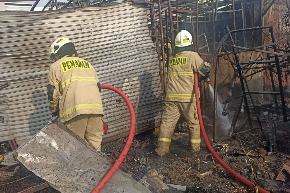 Sebanyak sepuluh kios di kawasan Ruko Mutiara Palem Raya, Cengkareng, Jakarta Barat, hangus terbakar, Senin, 13 Oktober 2025. (Sumber: Dok. Damkar)