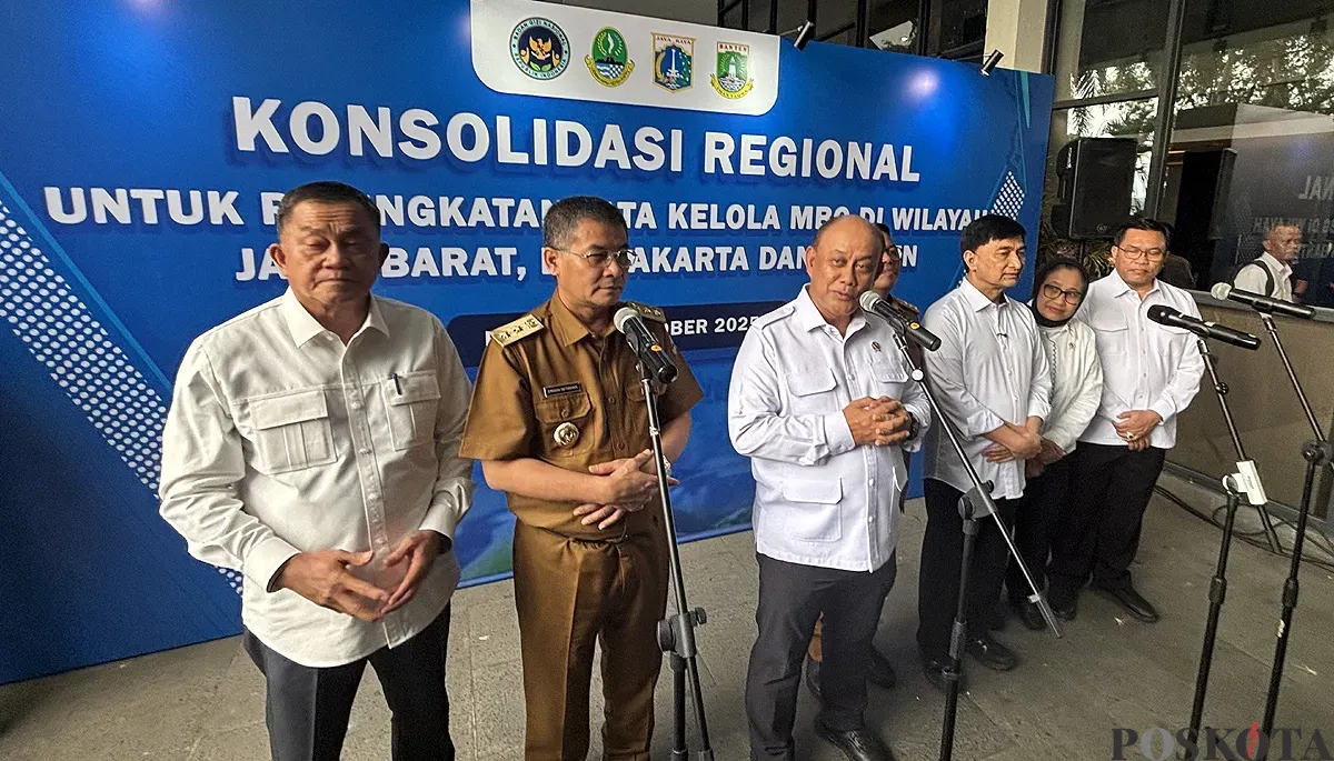 Kepala BGN bersama pimpinan dari tiga Provinsi menyampaikan keterangan pers usai konsolidasi tata kelola MBG di kawasan Sentul, Kabupaten Bogor. (Sumber: POSKOTA | Foto: Giffar Rivana)