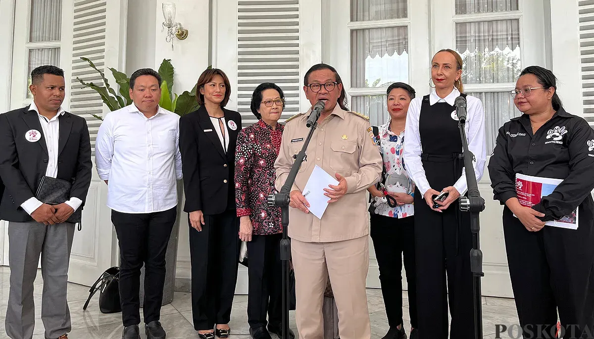Gubernur Jakarta Pramono Anung saat menyampaikan pernyataan kepada awak media di Balai Kota DKI Jakarta, Senin, 13 Oktober 2025. (Sumber: POSKOTA | Foto: M Tegar Jihad)