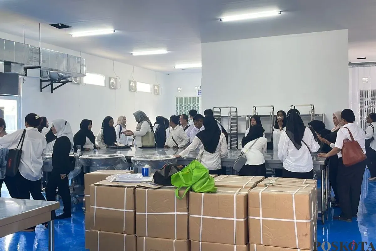 Puluhan pelamar calon relawan mendatangi SPPG Palmerah, Jakarta Barat, Senin, 13 Oktober 2025. (Sumber: Poskota/Pandi Ramedhan)