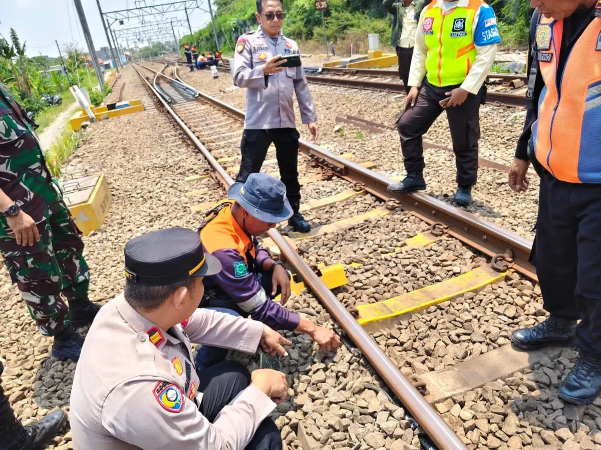 Petugas kepolisian Polsek Cikarang Barat bersama petugas keamanan PT KAI melakukan olah tempat kejadian perkara (TKP) pencurian kabel grounding oleh di jalur rel Cikarang–Tambun. (Sumber: Polsek Cikarang Barat)