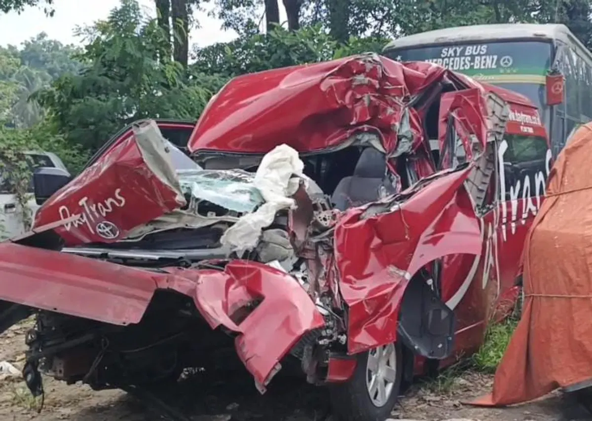 Kondisi minibus travel Daytrans yang ringsek usai menabrak bagian belakang truk di Tol Cipularang Purwakarta pada Senin, 13 Oktober 2025. (Sumber: Istimewa)