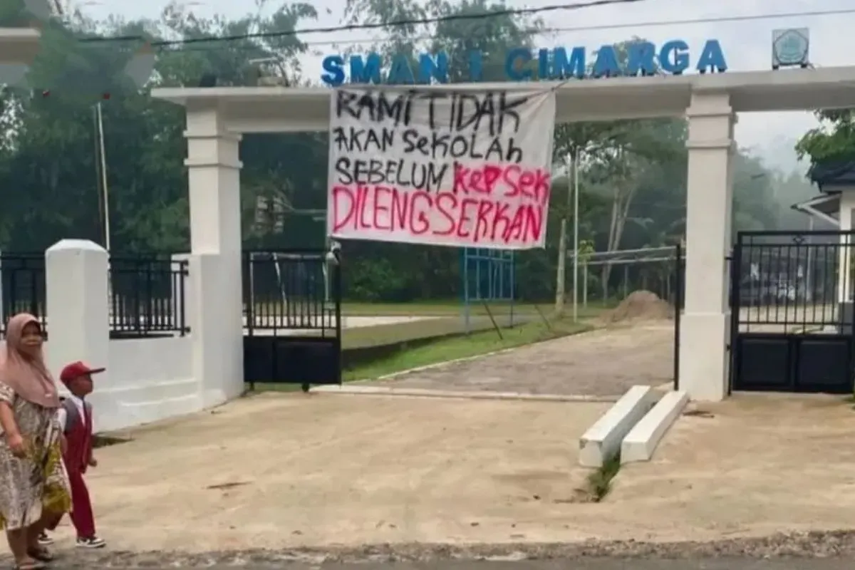 Spanduk terpampang di gerbang SMAN 1 Cimarga, Kabupaten Lebak. (Sumber: Dok. Warga)