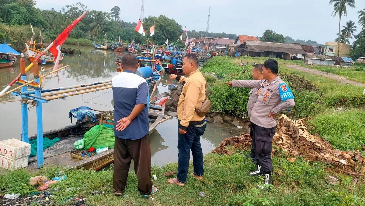 Sejumlah personel Polsek Carita, Pandeglang, bersama warga saat akan melakukan evakuasi korban tersambar petir. (Sumber: Dok. Polsek Carita)