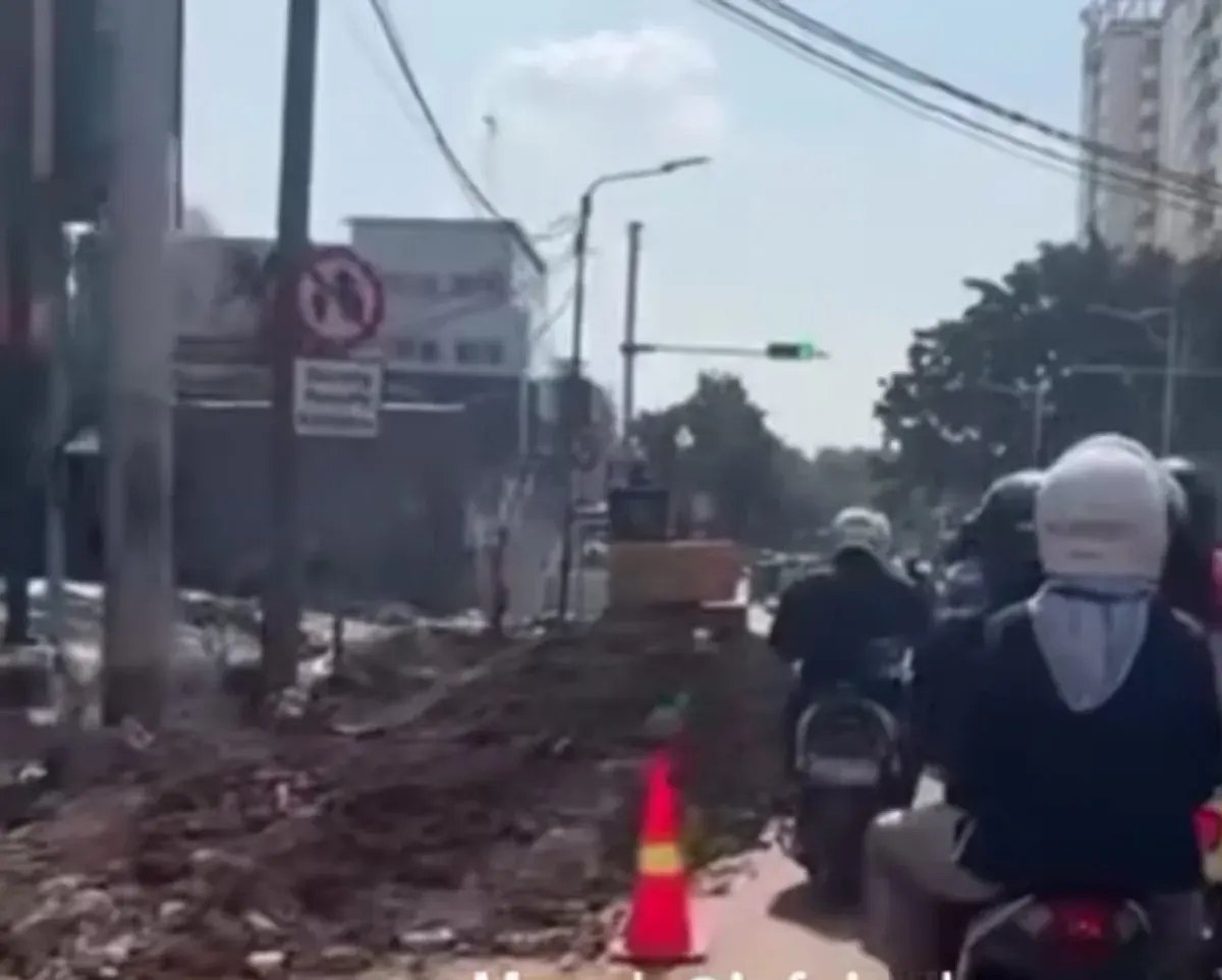 Proyek pembangunan saluran air mengakibatkan lalu lintas jadi padat di Jalan Pos Pengumben, Kembangan, Jakarta Barat. (Sumber: Istimewa)