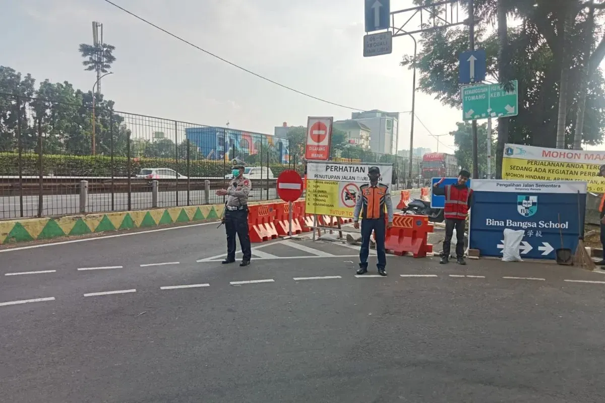 Jalan Arjuna Selatan arah Kemanggisan hanya bisa dilalui motor, sedangkan mobil dialihkan ke Jalan Panjang maupun Arjuna Utara, Jakarta Barat, Senin, 13 Oktober 2025. (Sumber: Dok. Polda Metro Jaya)