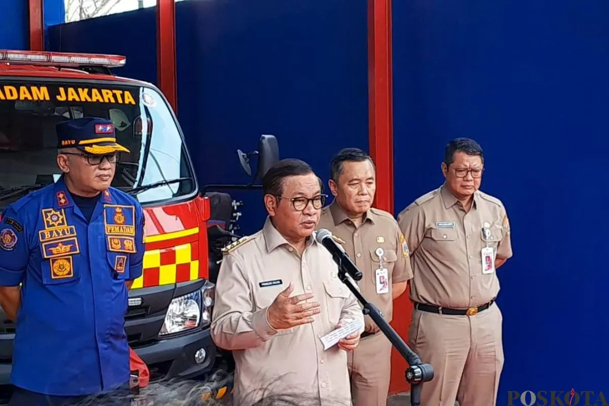 Gubernur Jakarta, Pramono Anung menyampaikan pernyataan kepada awak media di Kebayoran Lama, Jakarta Selatan, Senin, 13 Oktober 2025. (Sumber: Poskota/M. Tegar Jihad)