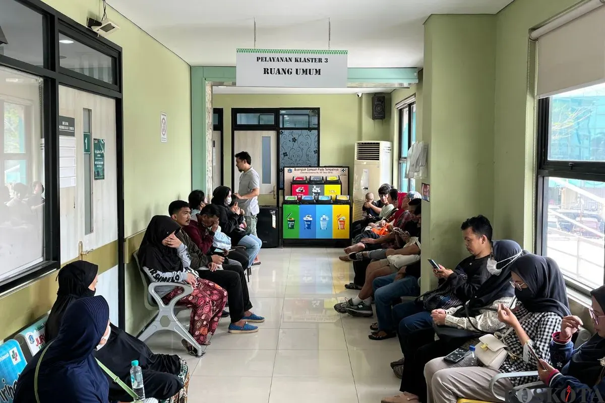Masyarakat tengah berobat ke Puskesmas Kecamatan Palmerah, Jakarta Barat, Senin, 13 Oktober 2025. (Sumber: Poskota/Pandi Ramedhan)