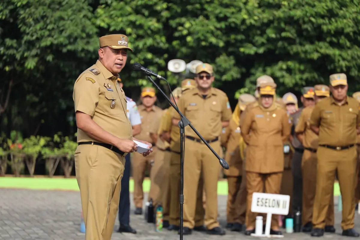 Wali Kota Bekasi, Tri Adhianto memimpin apel di Plaza Pemerintah Kota Bekasi, Senin, 13 Oktober 2025. (Sumber: Dok. Pemkot Bekasi)