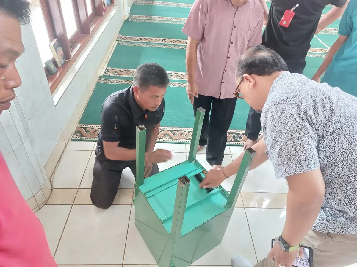Petugas Polsek Pancoran Mas dibantu warga berhasil menangkap pencuri kotak emas di masjid. (Sumber: Polres Metro Depok)