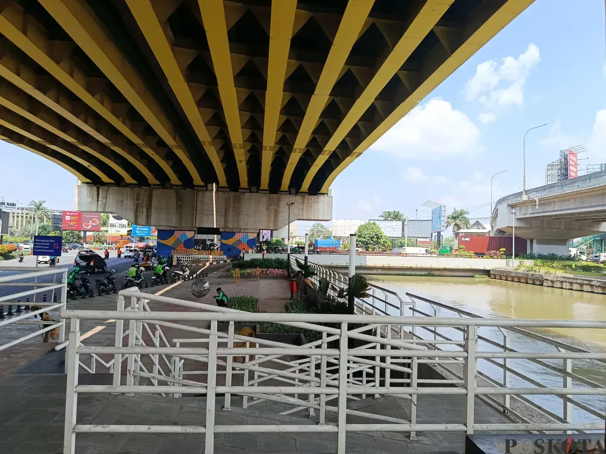 Kondisi lalu lintas di sekitar Kalimalang, Bekasi Selatan, terpantau ramai lancar meski diterapkan sistem contraflow arah Jakarta, Selasa, 14 Oktober 2025. (Sumber: POSKOTA | Foto: Nurpini Aulia Rapika)