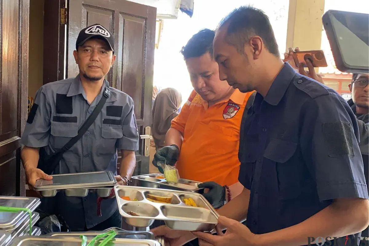 Tim Inafis Polres Cimahi memeriksa MBG di SMPN 1 Cisarua, Kabupaten Bandung Barat, Jawa Barat, Selasa, 14 Oktober 2025. (Sumber: Poskota/Gatot Poedji Utomo)